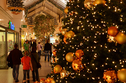 Foto: weihnachtlich geschmückte Ladenstraße