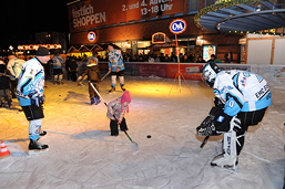 Foto: große und kleine Eishockeyspieler