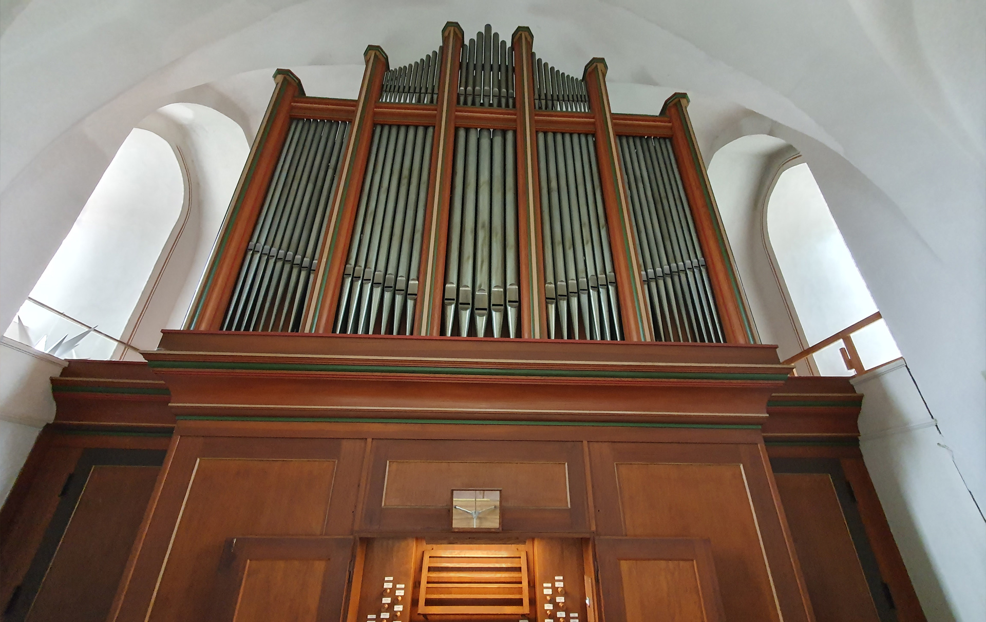 Foto: Blick von unten auf die Orgelempore