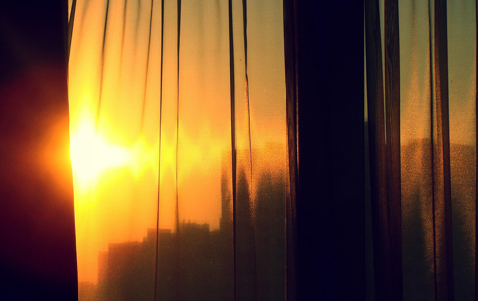 Foto: Vorhang vor dem Fenster