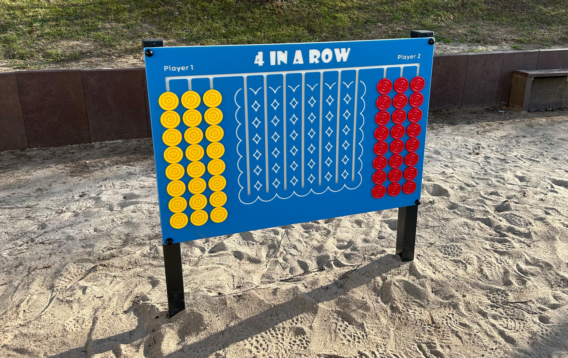 Foto: blaue Tafel mit gelben und roten Spielsteinen