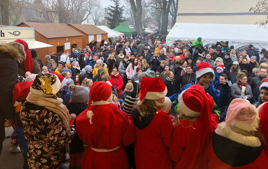 Foto: dichtes Gedränge auf dem Markt vor der Bühne