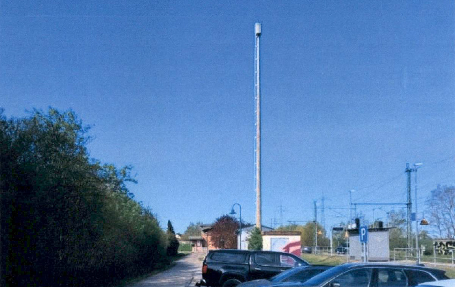 Foto: Funkmast und Parkplatz davor