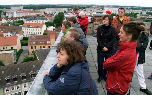 Foto: Die Künstler blicken über die Stadt.