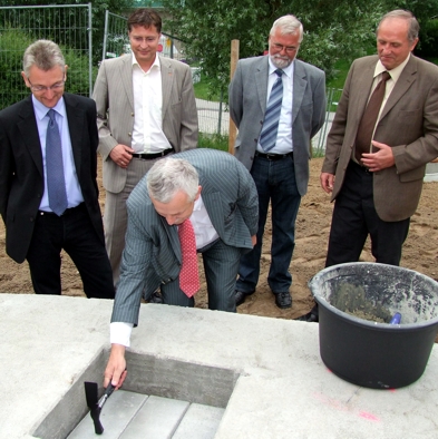 Foto: Bürgermeister Jürgen Polzehl mit Grundsteinhammer