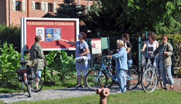 Foto: Radfahrer vor dem Tabakmuseum