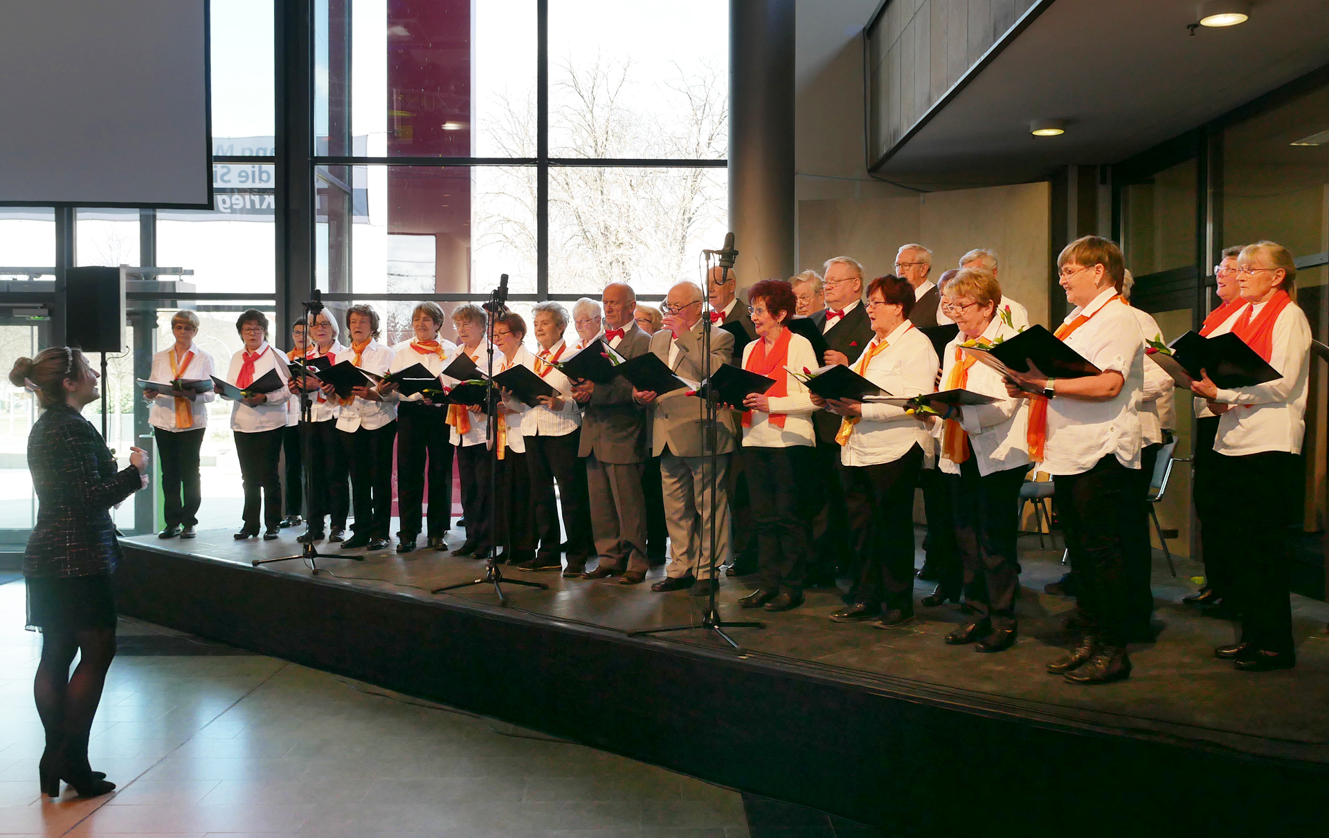 Foto: Chor auf der Bühne