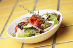 Foto: weiße Schale mit Rohkost-Salat