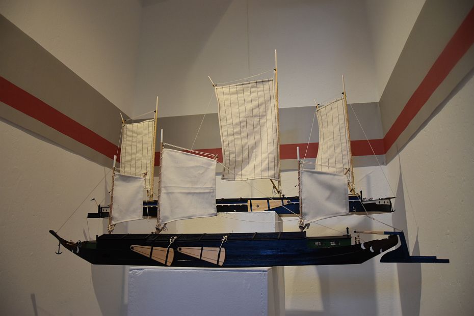 Modelle von zwei Schiffen mit je drei Segeln in einer Ausstellung