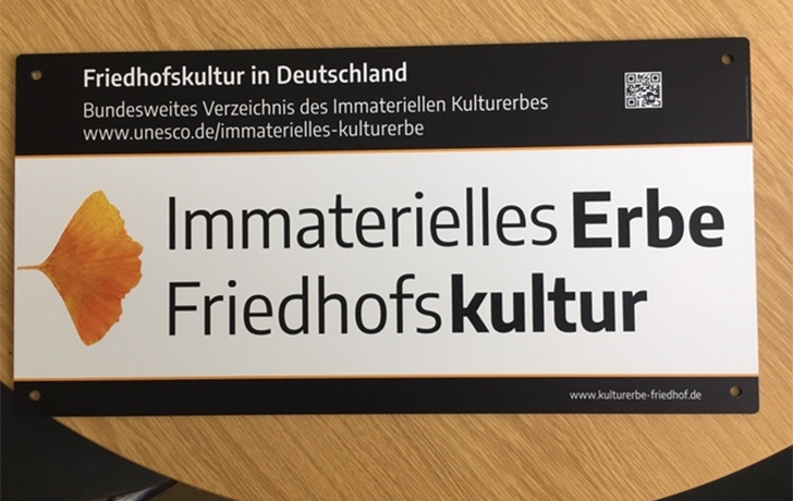 Foto: Schild liegt auf einem Tisch