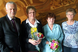 Foto: 4 Personen vor einer Wand