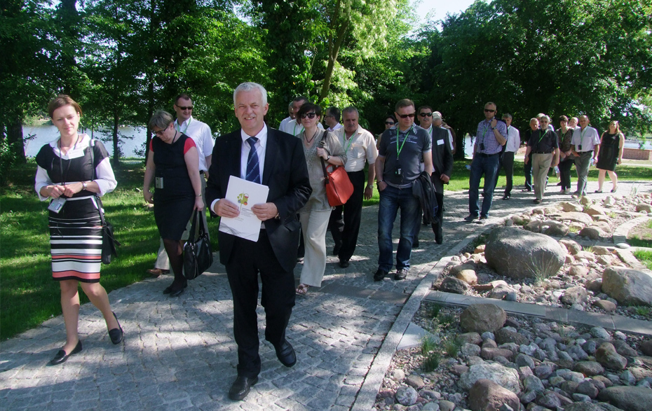 Foto: Bürgermeister J. Polzehl führt eine Gruppe von polnischen Besuchern den Steinernen Weg entlang.