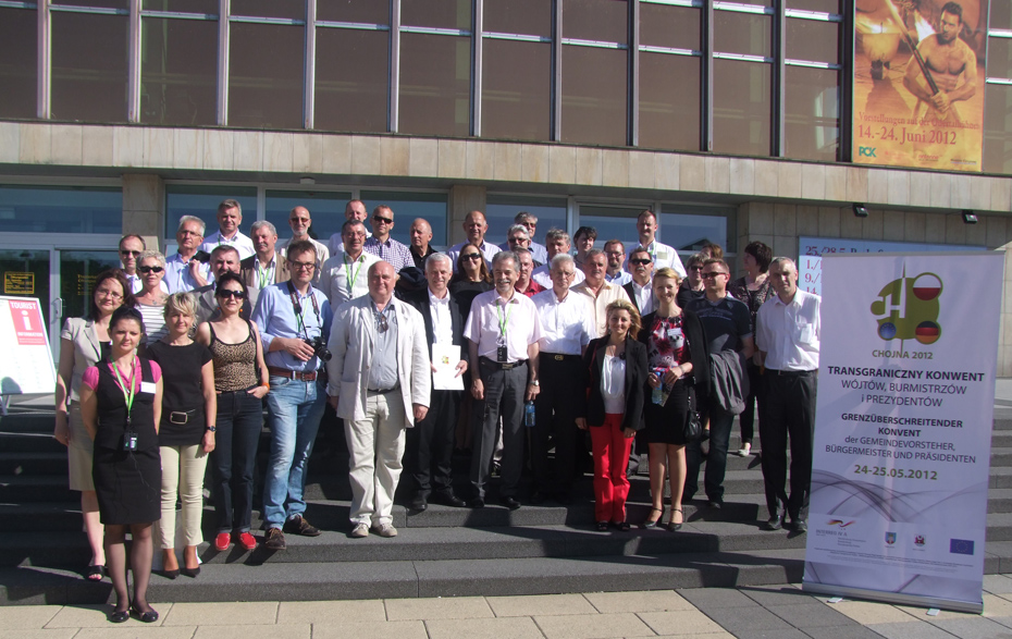 Foto: Gruppenfoto aller Konferenzteilehmer vor den ubs.