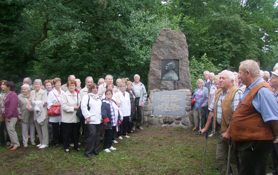 Gruppenfoto vor dem Denkmal