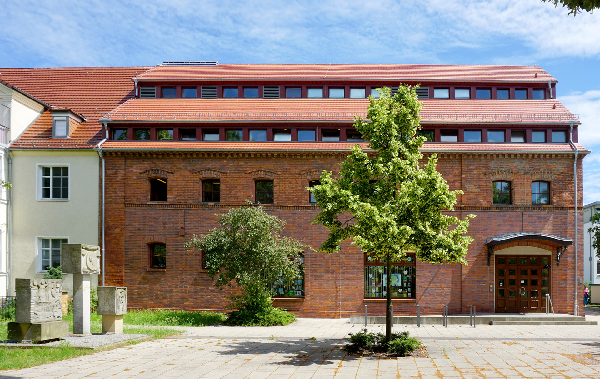 Foto: rotes Backsteingebäude