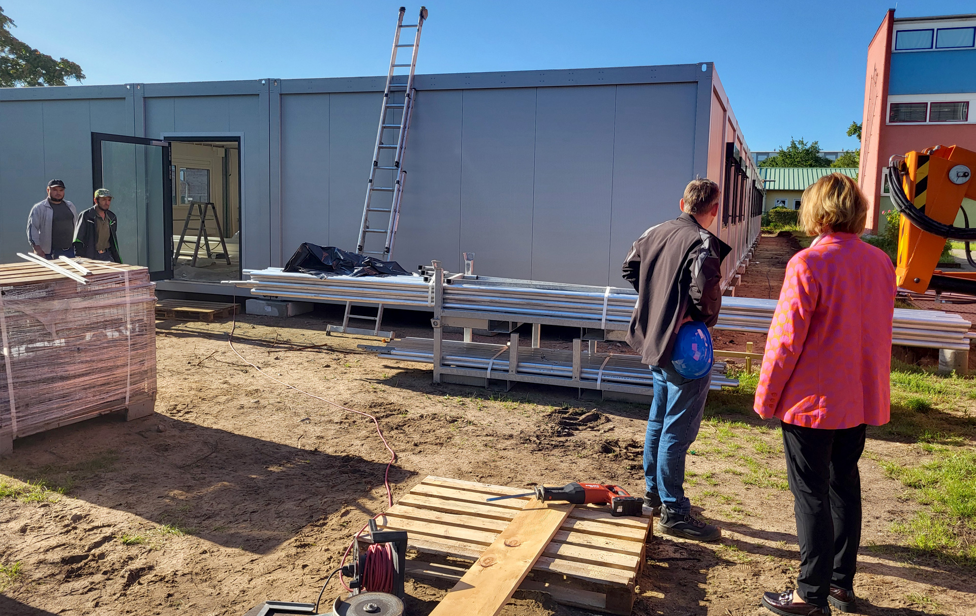 Foto: Erweiterungsbau neben dem Schulgebäude