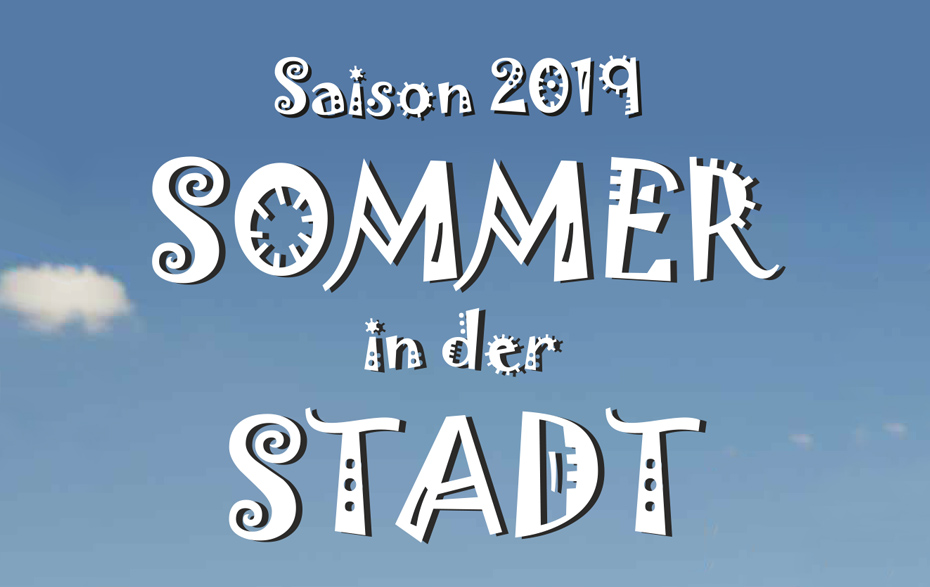 Schriftzug „Sommer in der Stadt 2019“ in Weiß vor blauem Himmel