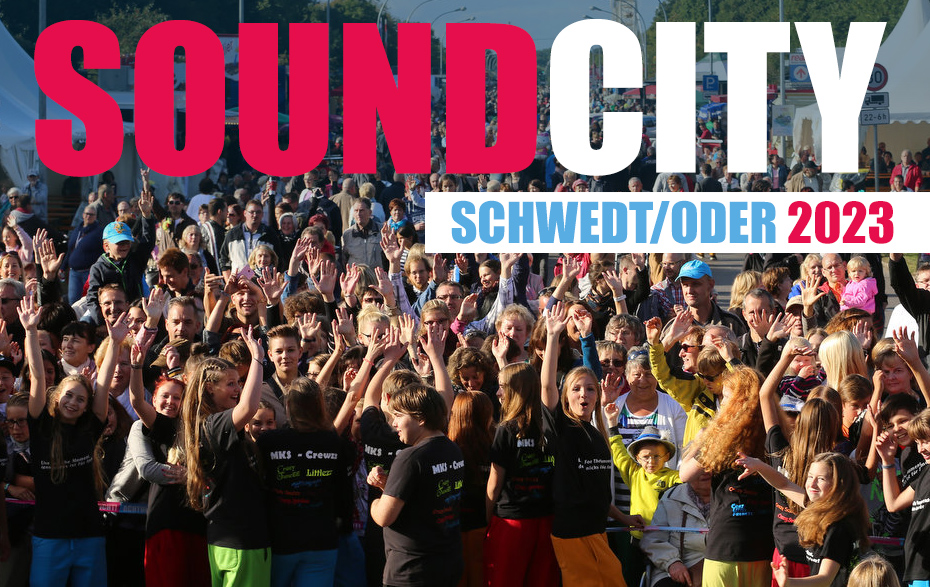 Foto: jubelnde Massen auf der Lindenallee und darüber die Schwedt SOUND CITY Schwedt/Oder 2023