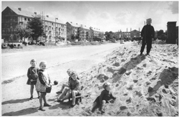 Foto: Spielende Kinder auf einem Sandhügel