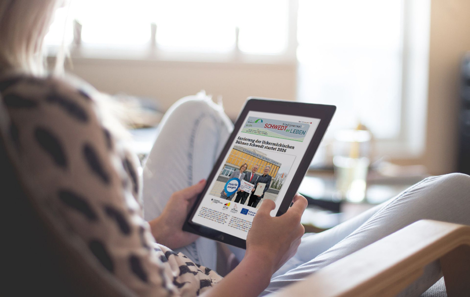 Foto: Leserin mit Tablet Foto: Leserin mit Tablet