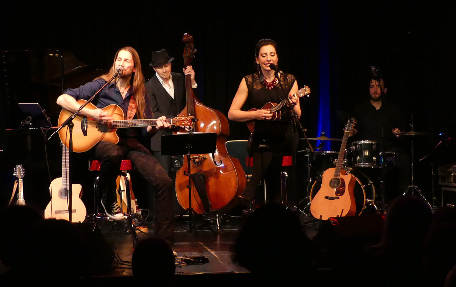 Foto: Band mit 3 Musikern und einer Musikerin