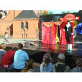 Foto: Der „Zirkusdirktor“ hat seinen Auftritt vor jugendlichem Publikum.