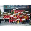 Foto: Kinder in roten und gelben T-Shirts mit Namensschildern der Länder