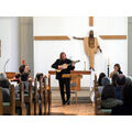 Foto: drei Musiker in der Kirche