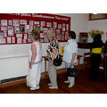Foto: Besucherinnen vor einer Ausstellungstafel