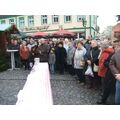 Foto: Der Stollen liegt auf einem langen Tisch und die Besuchen warten.