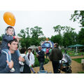 Foto: Kind mit Luftballon auf den Schultern seines Vaters