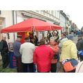 Foto: Der Bratwurststand mit vielen Kunden