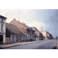 2 Fotos im Wechsel: Blick in die Straße auf die linke Häuserzeile