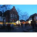 Foto: Vierradener Platz in der Abenddämmerung mit beleuchteten Ständen