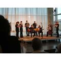 Foto: Streich- und Flötenensemble spielt im Foyer.