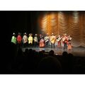 Foto: Männer und Frauen in mexikanischen Kostümen machen Musik.