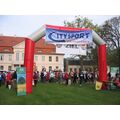 Foto: Ziel- und Starttor vor dem Schloss Criewen mit vielen Teilnehmern