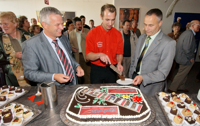 Foto: 3 Männer vor der „FilmforUM“-Torte