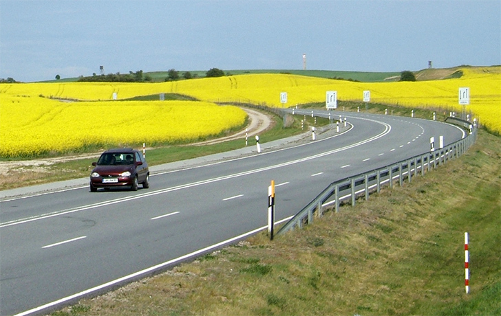 Foto: 3-spurige Straße mit 1 Auto