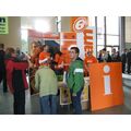  Foto: Infostand mit Jugendlichen davor