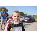 Foto: Junge zeigt seine Medaille