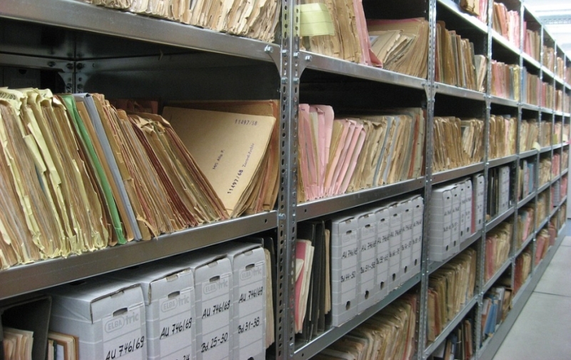 Foto: Akten und Dokumente in Archivregalen