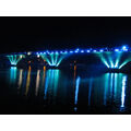 Foto: beleuchtete Brücke