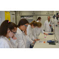 Foto: Schüler in weißen Kitteln im Labor