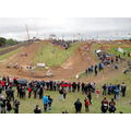 Foto: Blick von der Zuschauertribüne zu zweiten Kurve der Rennstrecke der Motocross-Seitenwagen