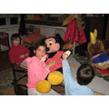 Foto: Mädchen mit Plüsch-Mickey-Maus 