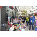 Foto: Besucher und Verkäufer im Oder-Center-Gang.