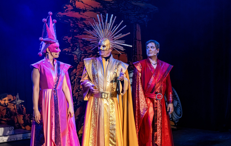 Foto: 3 Schauspieler in farbenprächtigen Kostümen
