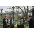 Foto: 4 Trompeter in Uniform vor dem Schlossgitter