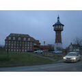 Foto vom 19. Januar 2011: Wasserturm mit Taxi davor am späten Nachmittag
